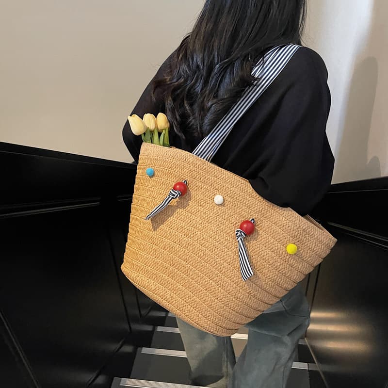 ボンボン付きトートカゴバッグ