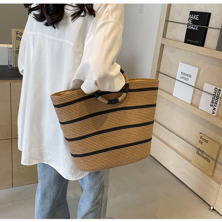 カゴバッグ ストライプ模様の上品リゾートバッグ