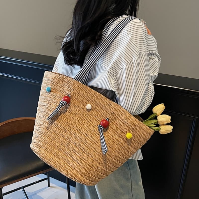 ボンボン付きトートカゴバッグ