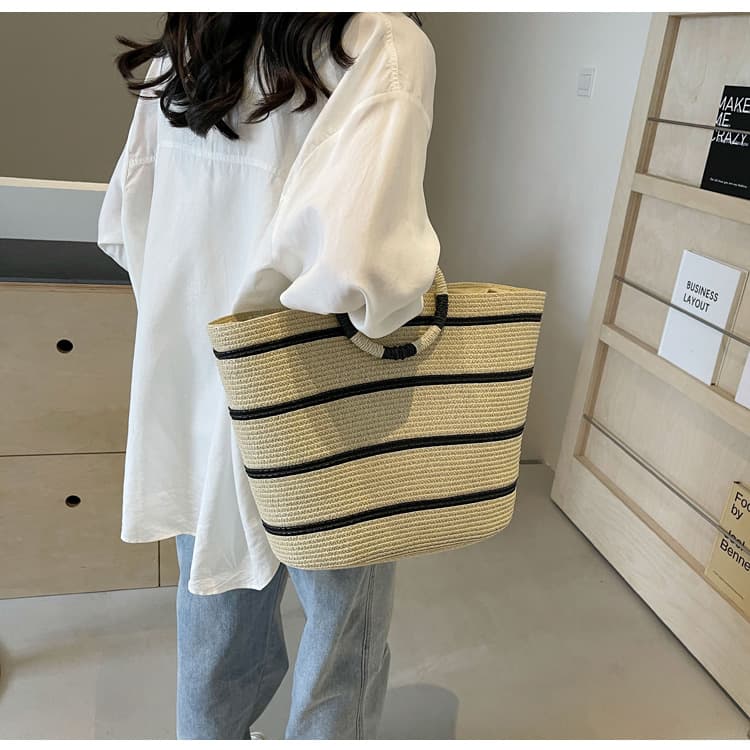 カゴバッグ ストライプ模様の上品リゾートバッグ